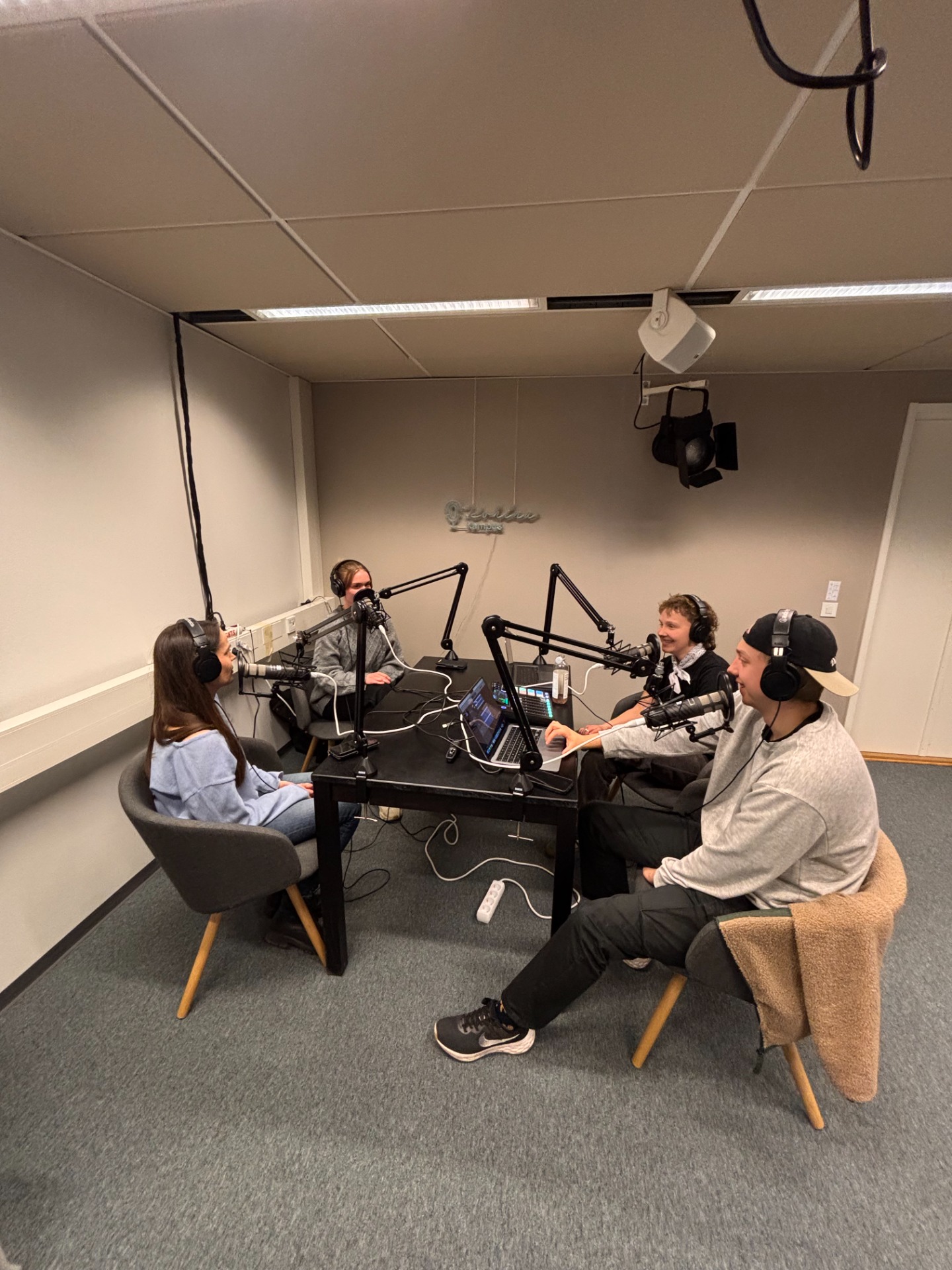 Podcastin äänityssessio